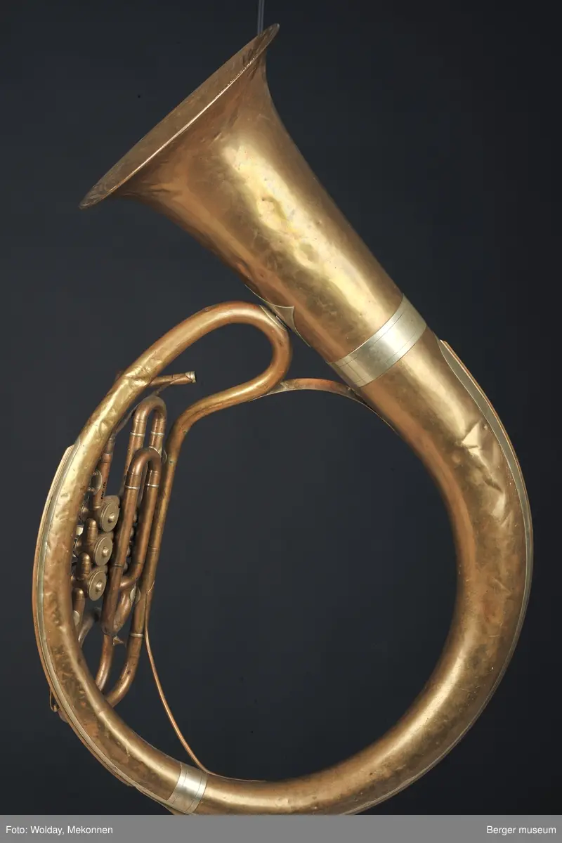 Tuba i ess. Det mangler munnstykke. Ventiltuba.