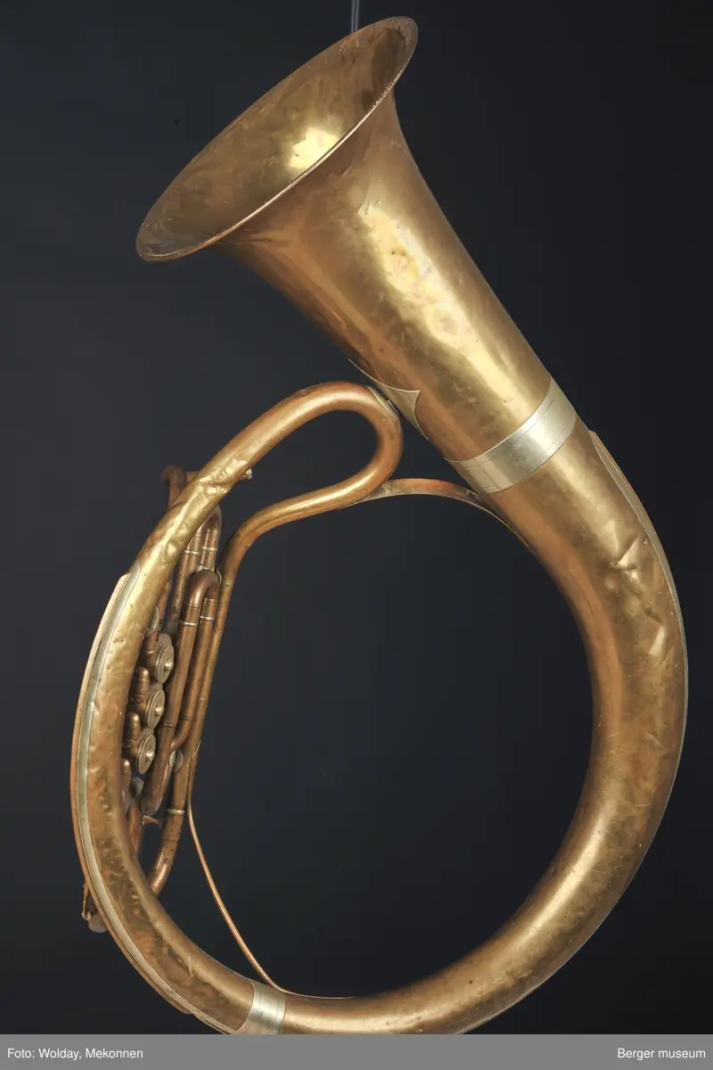 Tuba i ess. Det mangler munnstykke. Ventiltuba.