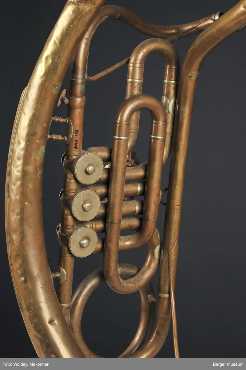 Tuba i ess. Det mangler munnstykke. Ventiltuba.