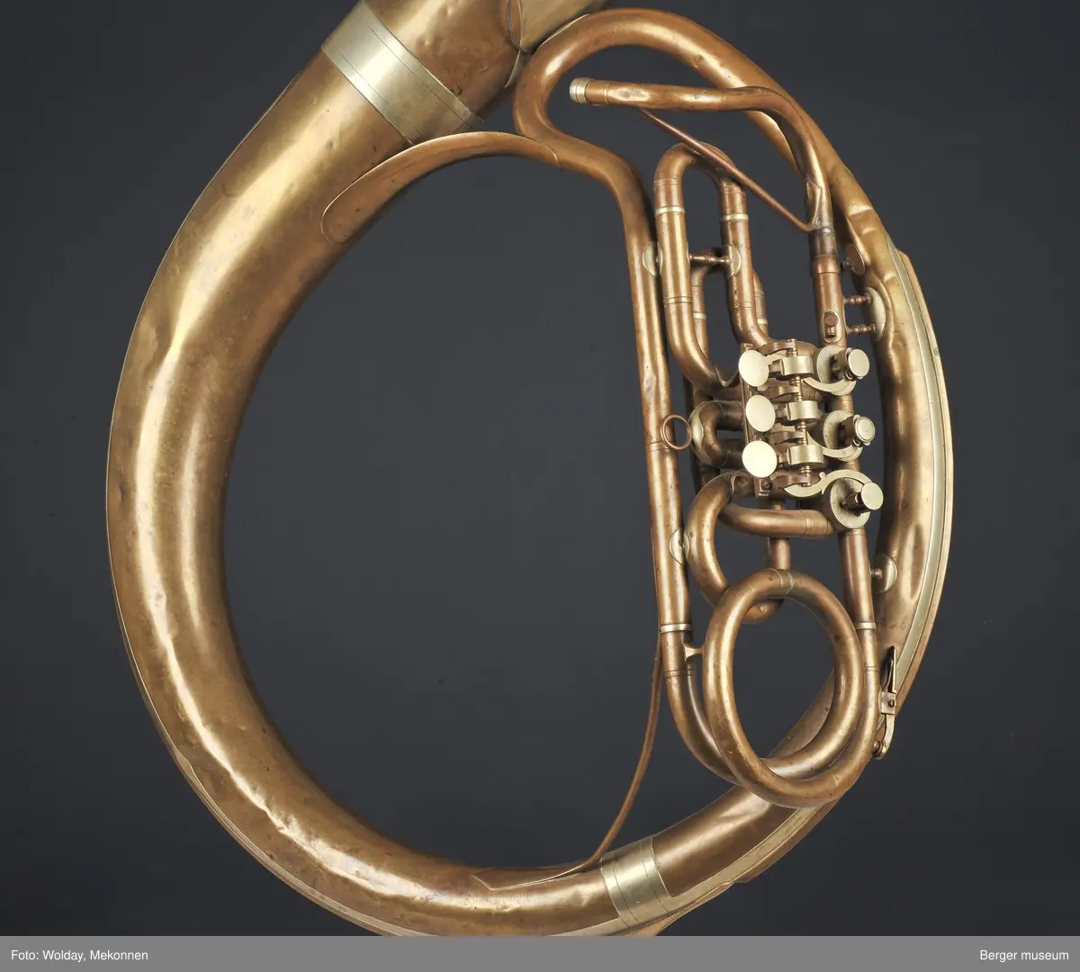 Tuba i ess. Det mangler munnstykke. Ventiltuba.