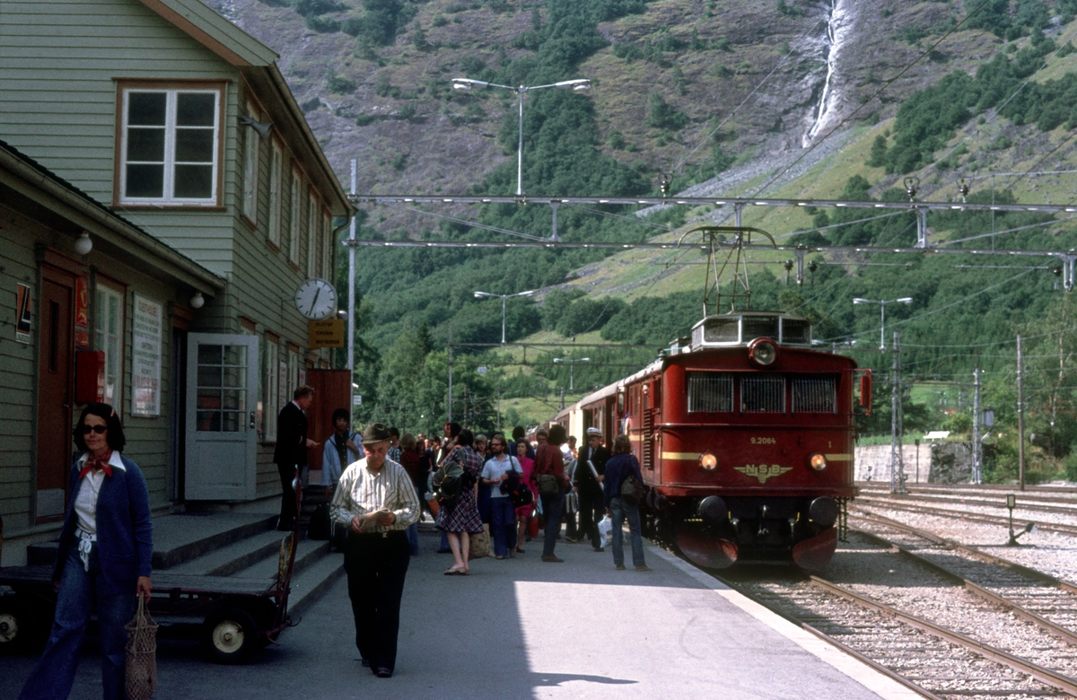 Flåm stasjon. Tog fra Myrdal.