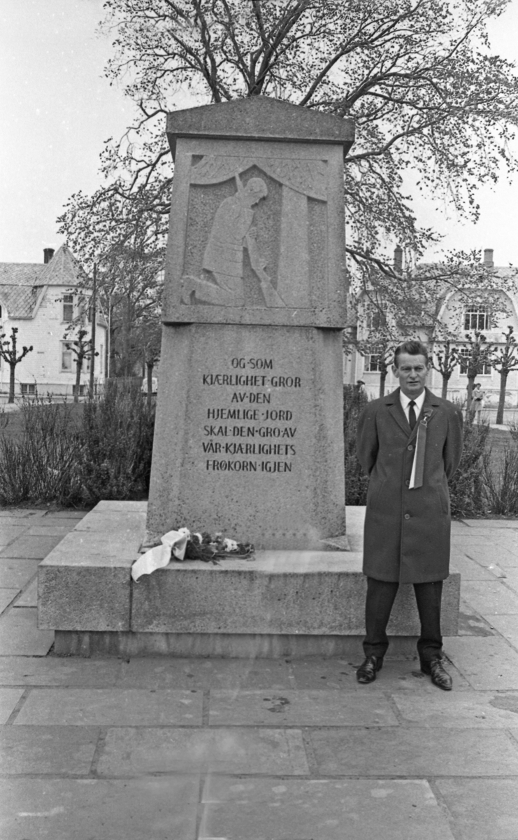 17. mai - 1970. Del 2 av 4. Kransenedlegging, roing, barne- og folke-tog.