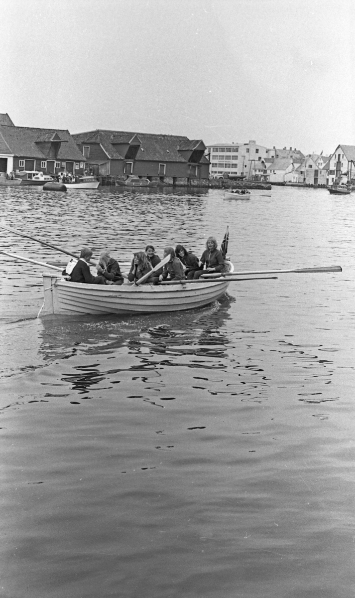 17. mai - 1970. Del 2 av 4. Kransenedlegging, roing, barne- og folke-tog.