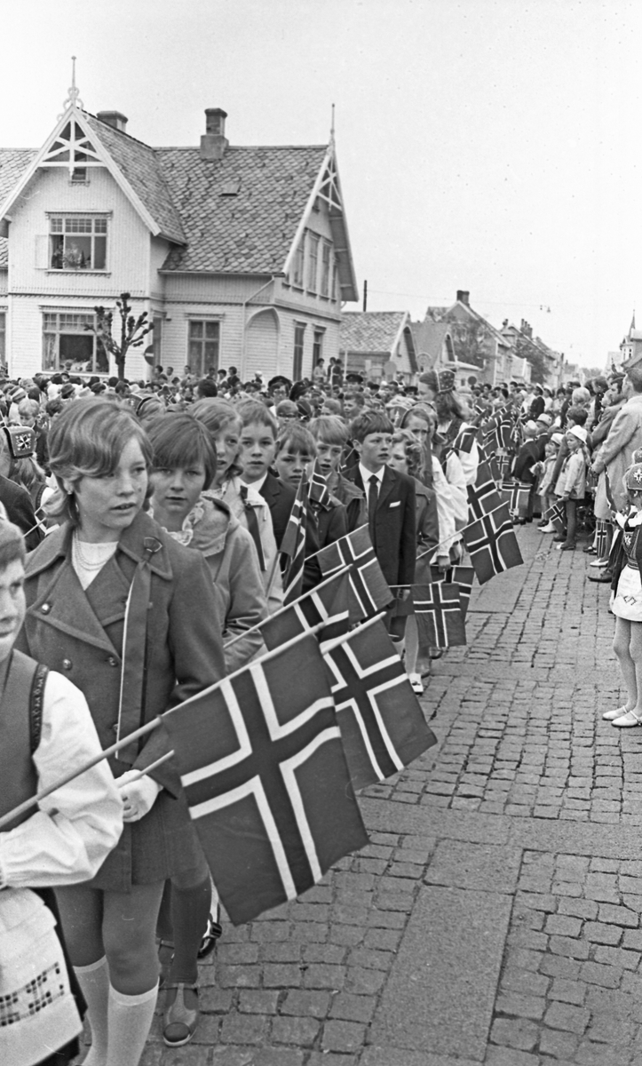 17. mai - 1970. Del 2 av 4. Kransenedlegging, roing, barne- og folke-tog.