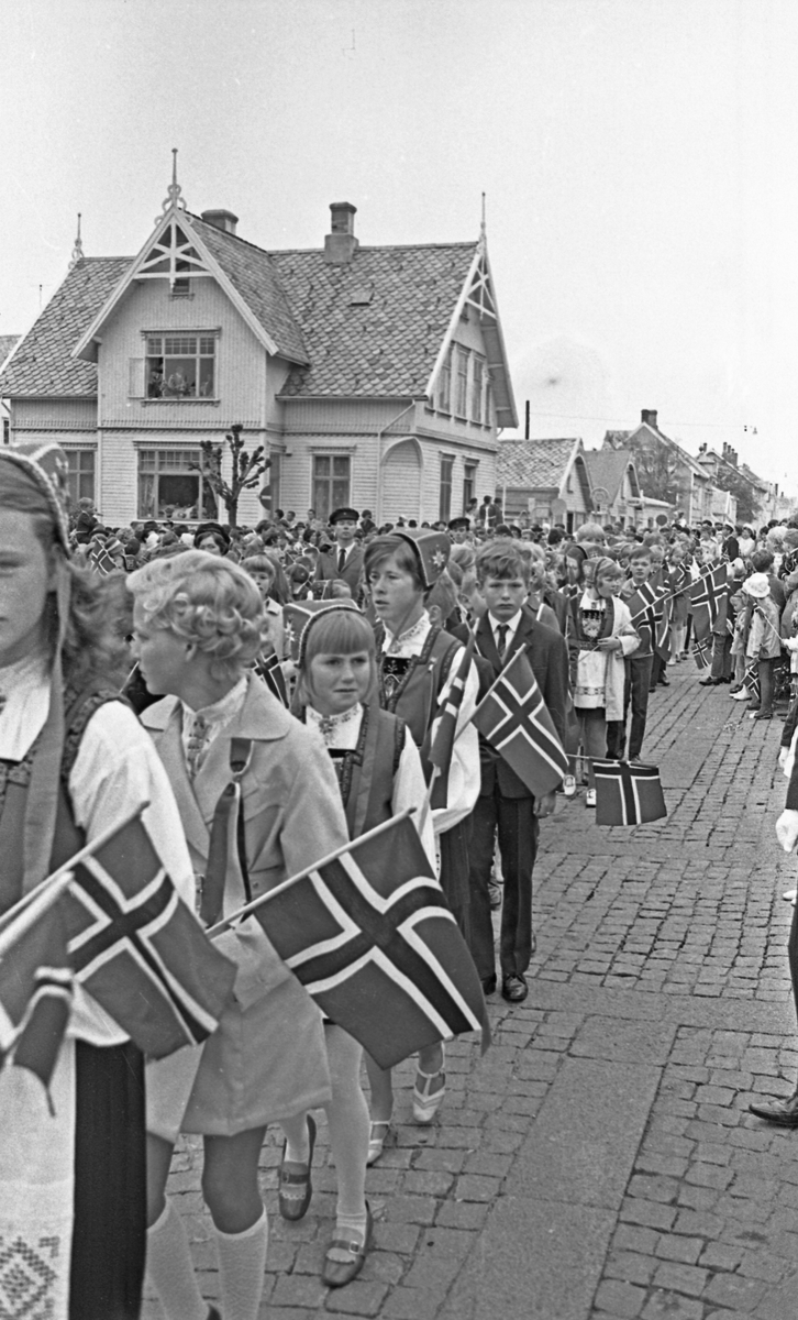 17. mai - 1970. Del 2 av 4. Kransenedlegging, roing, barne- og folke-tog.