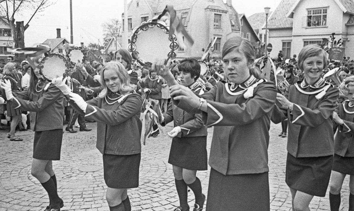 17. mai - 1970. Del 2 av 4. Kransenedlegging, roing, barne- og folke-tog.