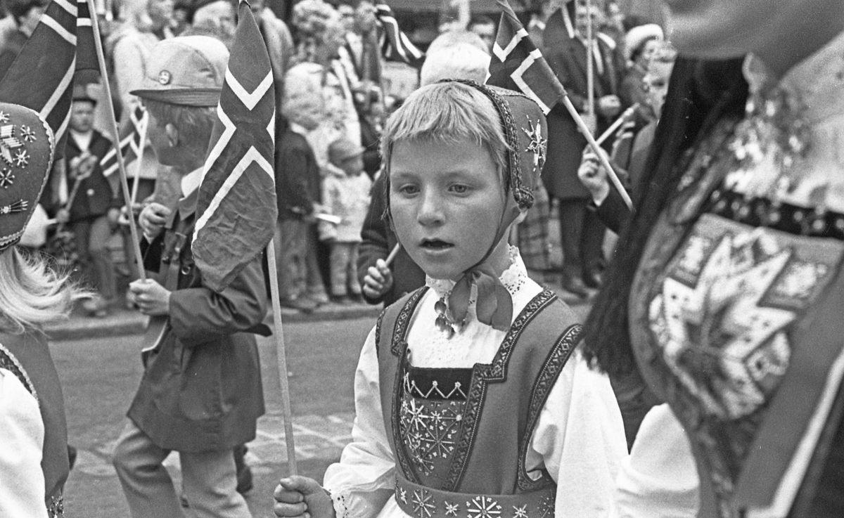 17. mai - 1970. Del 2 av 4. Kransenedlegging, roing, barne- og folke-tog.
