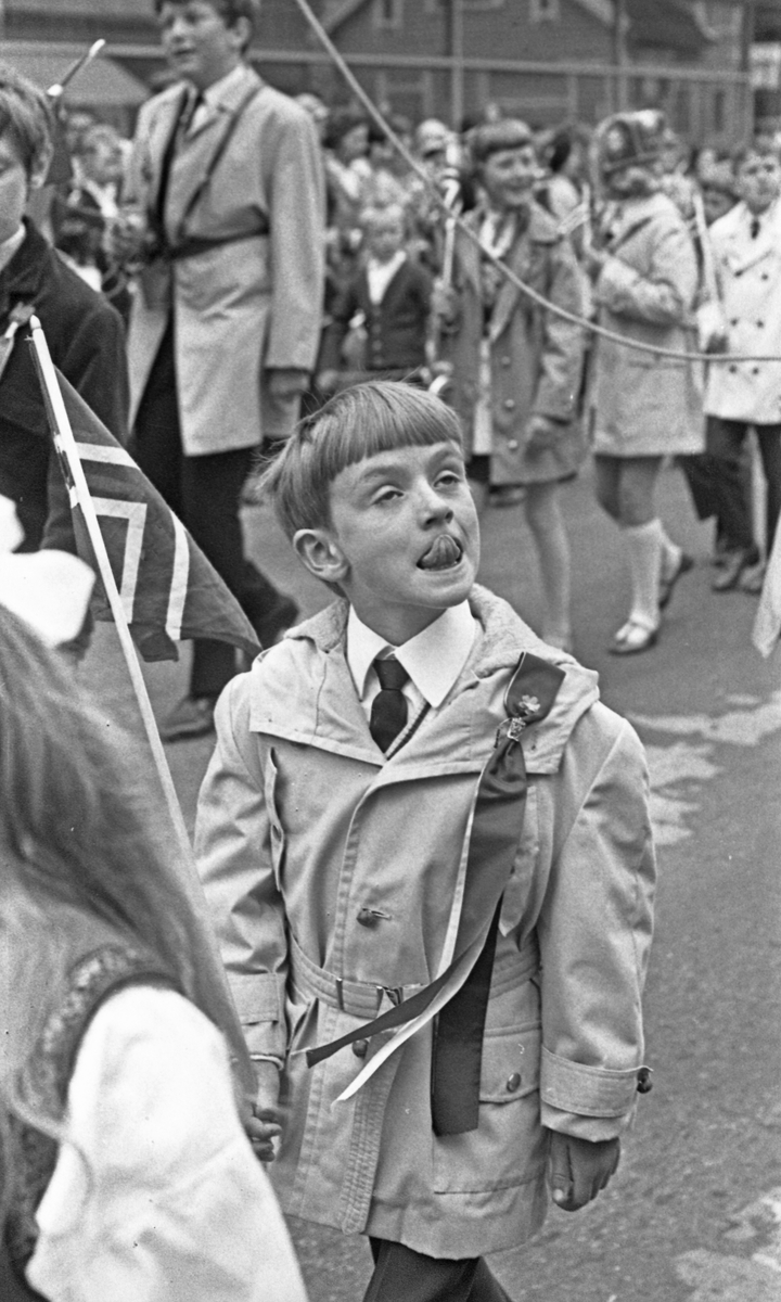 17. mai - 1970. Del 2 av 4. Kransenedlegging, roing, barne- og folke-tog.