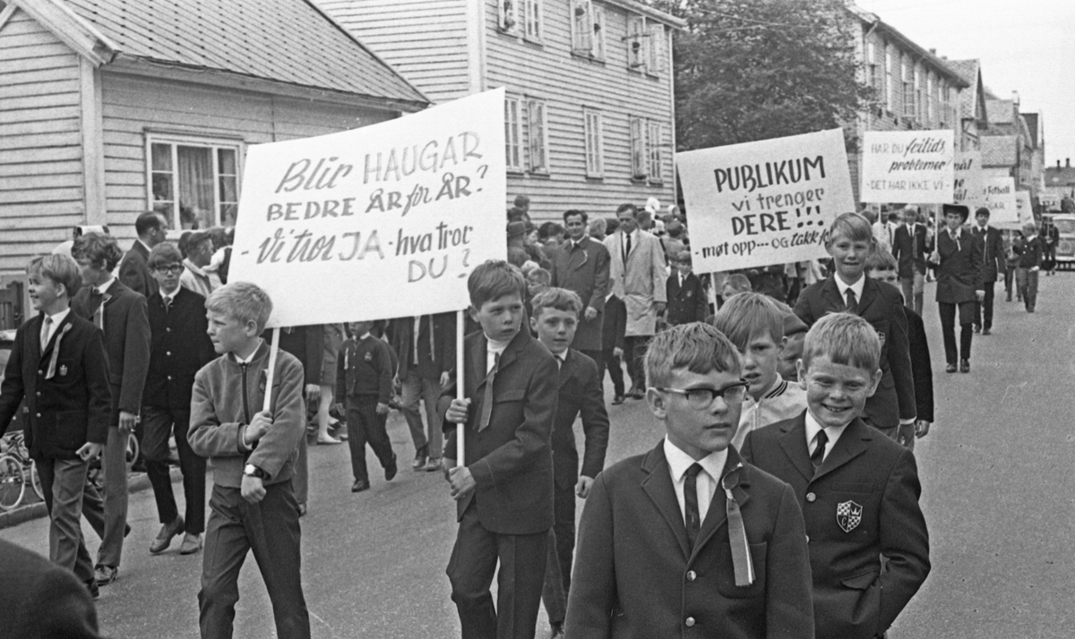 17. mai - 1970. Del 2 av 4. Kransenedlegging, roing, barne- og folke-tog.