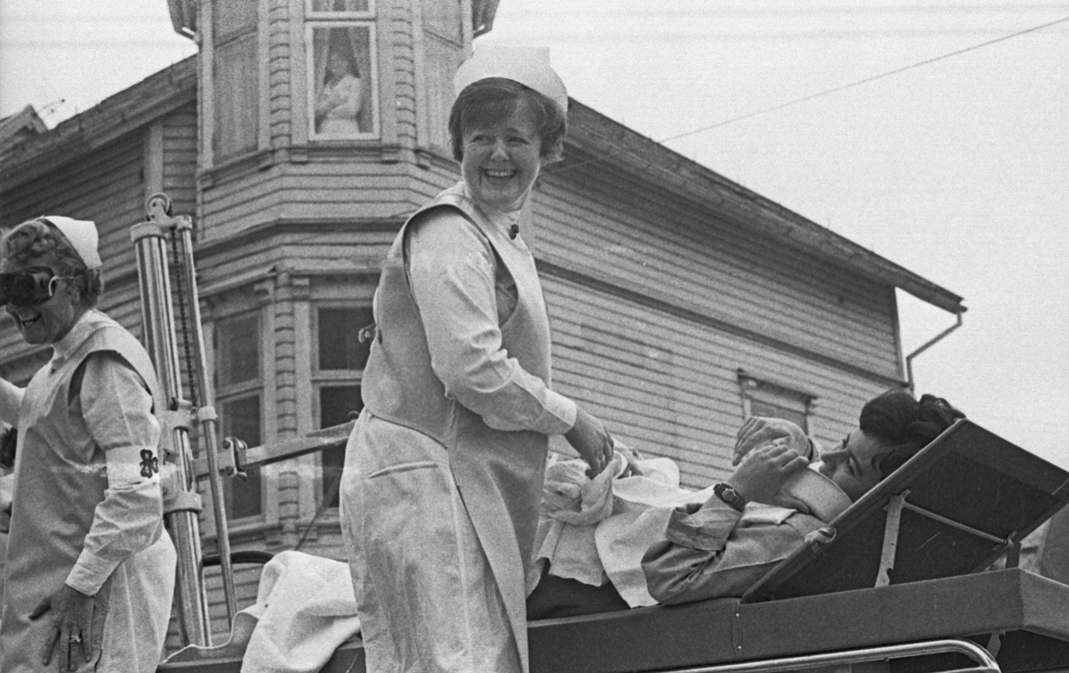 17. mai - 1970. Del 2 av 4. Kransenedlegging, roing, barne- og folke-tog.