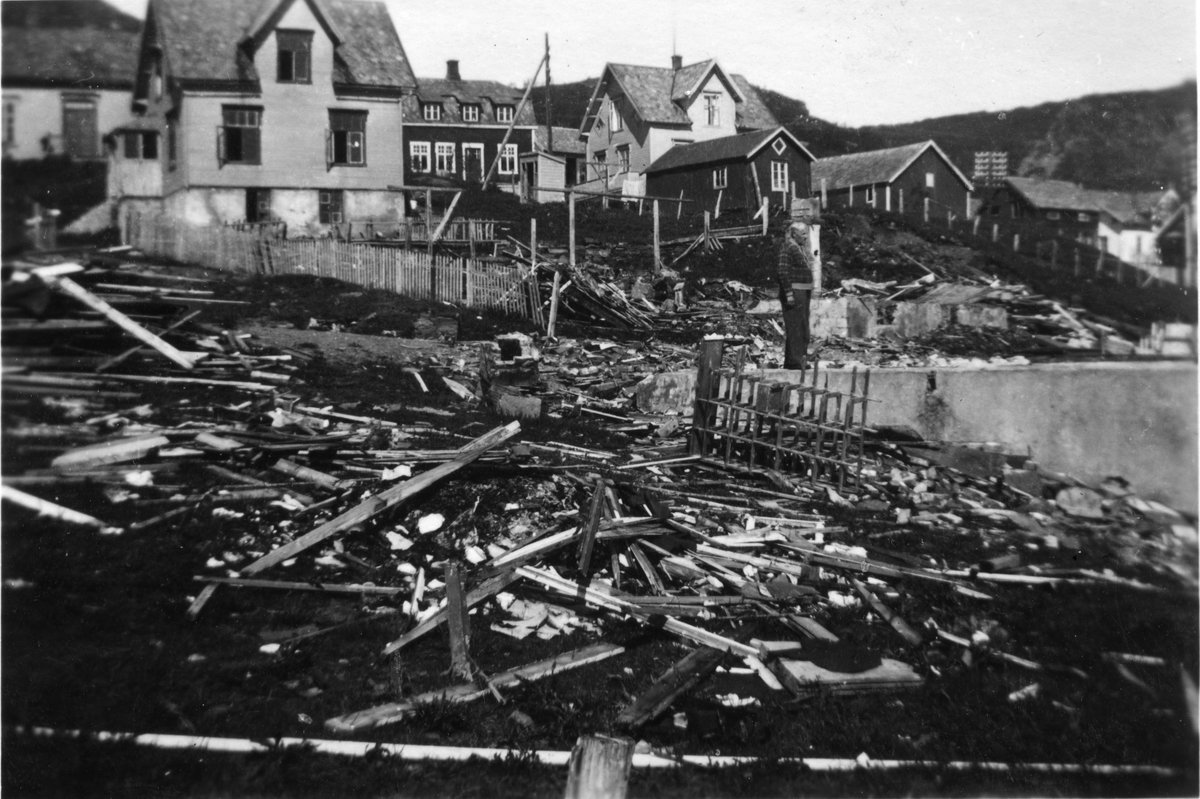 Bebyggelse i Narvik, med ruinhaug i forgrunnen.