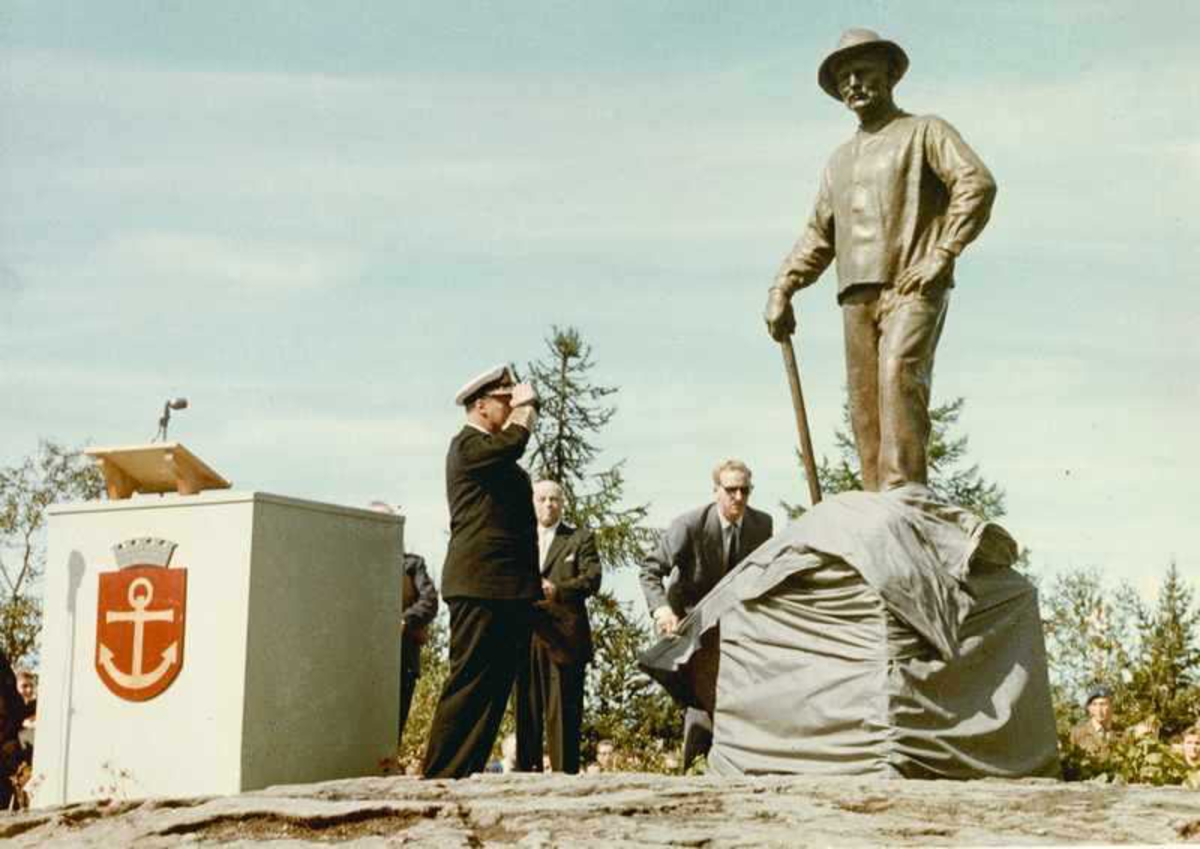 Rallarmonumentet avduket.
Kong Olav gjør honnør.