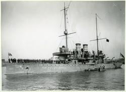 Besättningen mannar reling på pansarskeppet TAPPERHETEN.