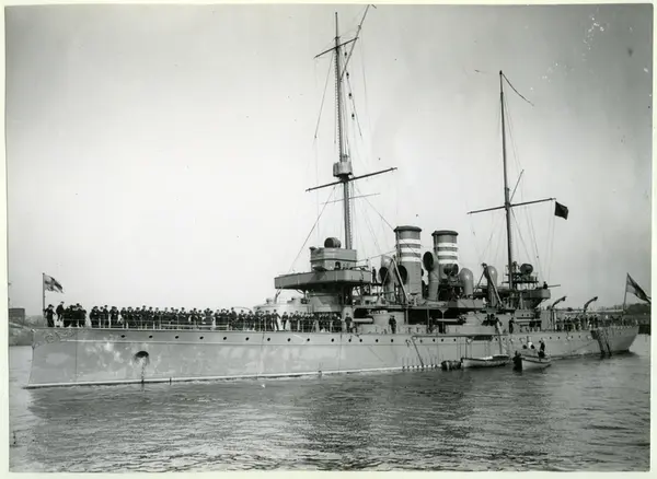 Besättningen mannar reling på pansarskeppet TAPPERHETEN.