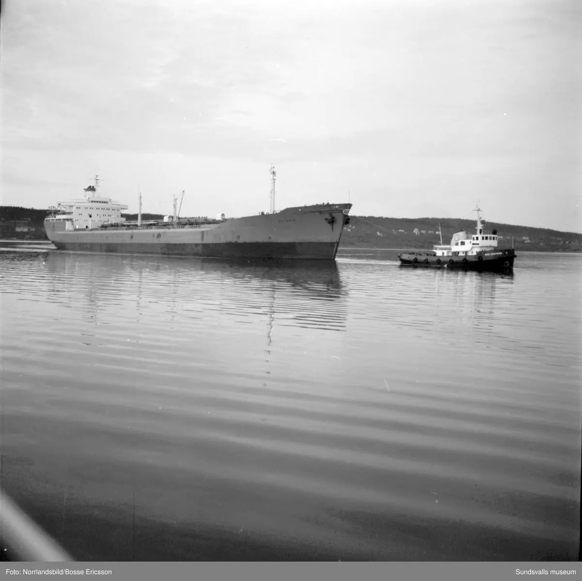 Vindskärsvarv. Sagona, 18000 ton, går ut och Oktania, 42000 ton, anländer. På bild nr 5 ses fotografen Ragge Ellefsson i aktion.