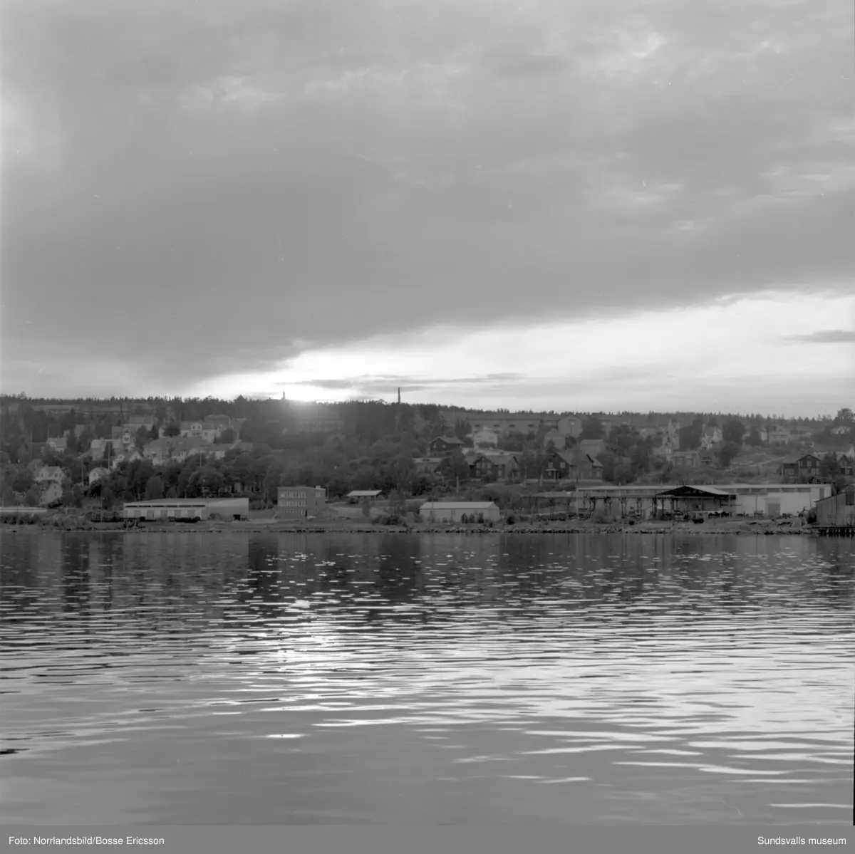 Vindskärsvarv. Sagona, 18000 ton, går ut och Oktania, 42000 ton, anländer. På bild nr 5 ses fotografen Ragge Ellefsson i aktion.