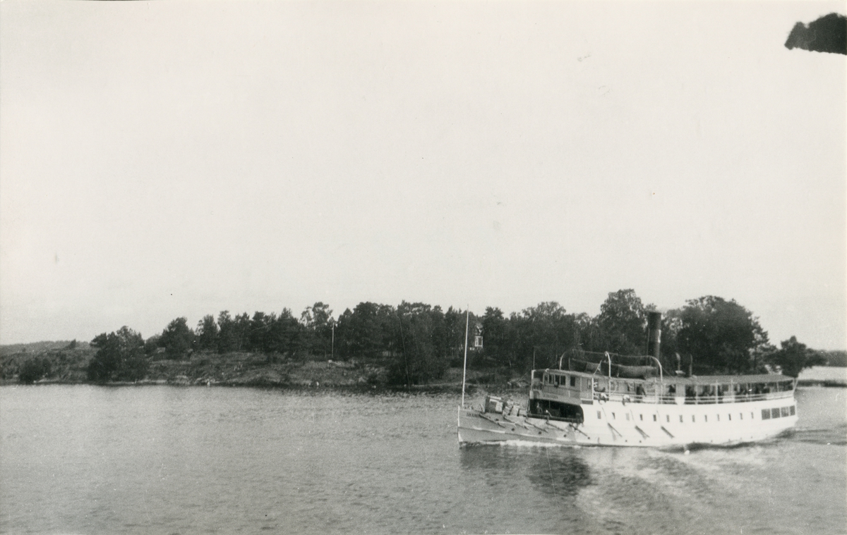 Waxholmsbolagets ångare SKÄRGÅRDEN vid Granholmarna.