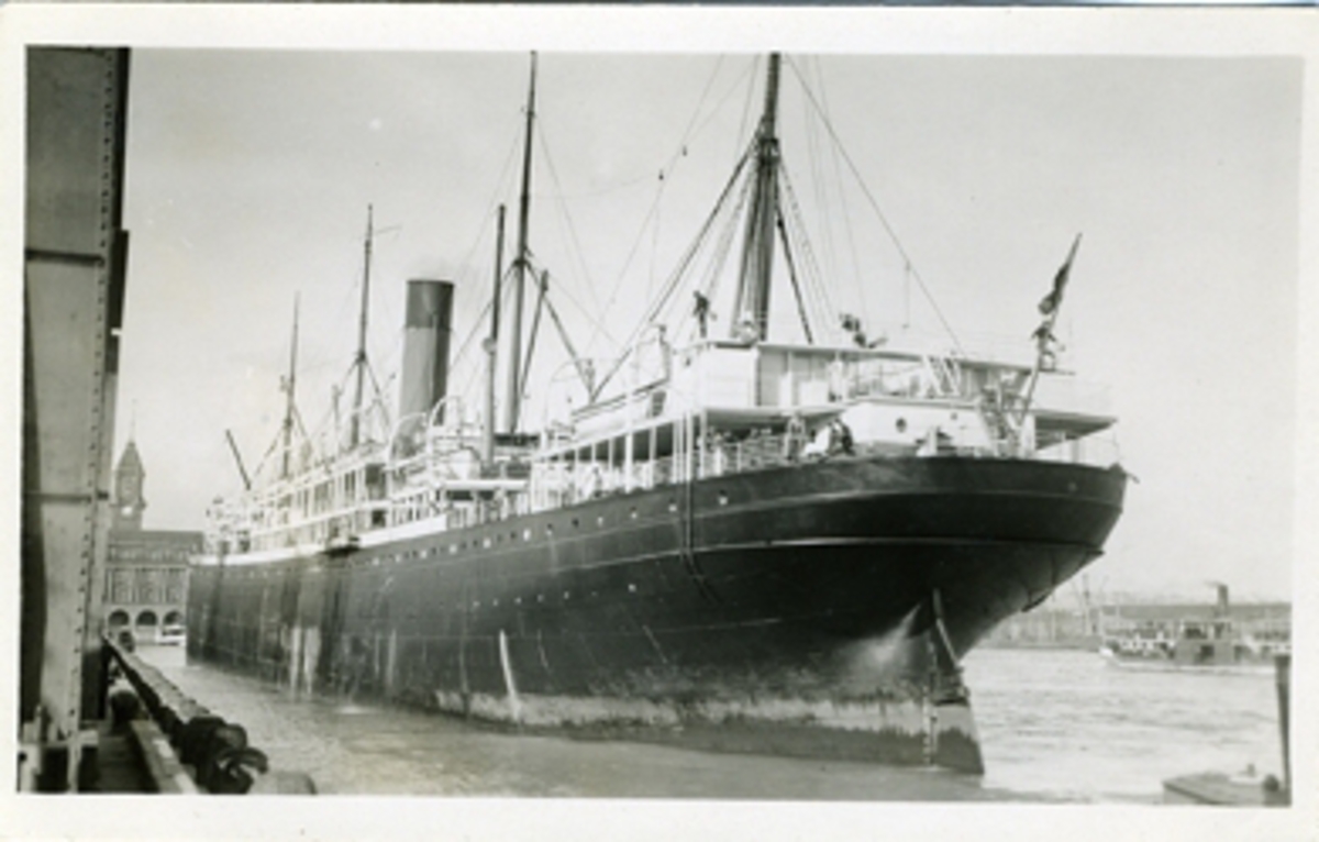 RMS CORINTHIC i hamn.