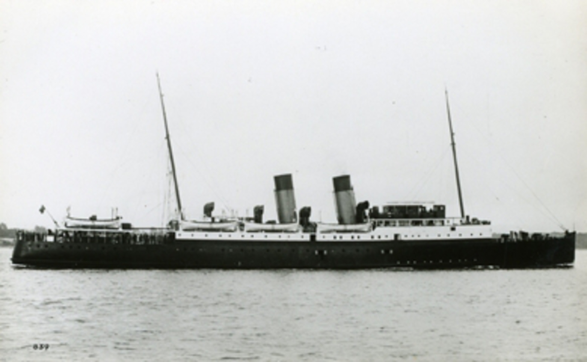 Passagerarfärjan DINARD trafikerade rutten Southampton – St. Malo. Vykort.