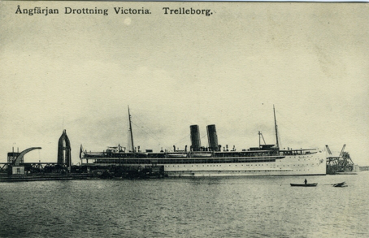 Ångfärjan DROTTNING VICTORIA i Trelleborgs hamn. Vykort.