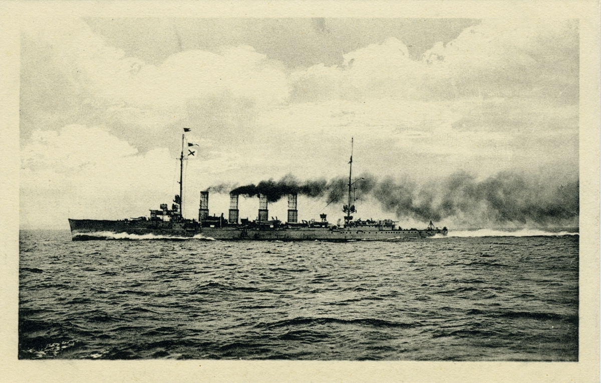 S.M.S. "Strassburg" Schwesterschiffe "Stralsund", "Breslau", "Magdeburg", (Kleine Kreuzer) Wasserdrängung: 4550 Tonnen, 12=10,5 cm L/45, 28 sm. Befassnung: 373 Mann.