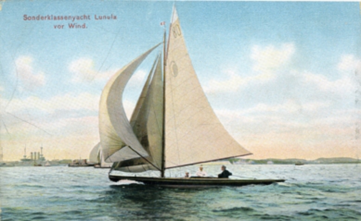 Sonderklassenyacht Lunula vor Kind.
Series 1027. 2.