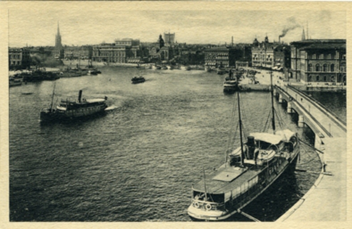 Stockholm. Vy över Södra Blasieholmshamnen. Vykort.
