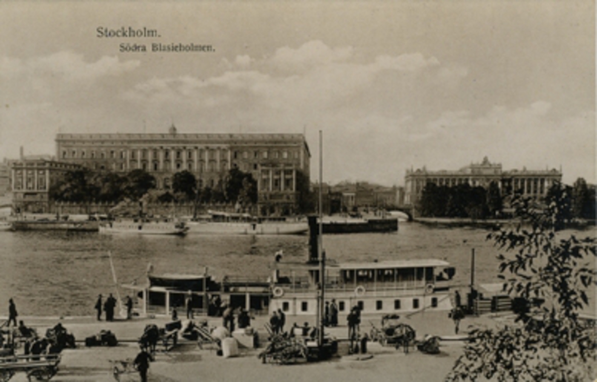 Stockholm, Södra Blasieholmshamnen med S/S DALARÖSTRÖM vid kajen i förgrunden. Kungliga Slottet i bakgrunden. Vykort.
