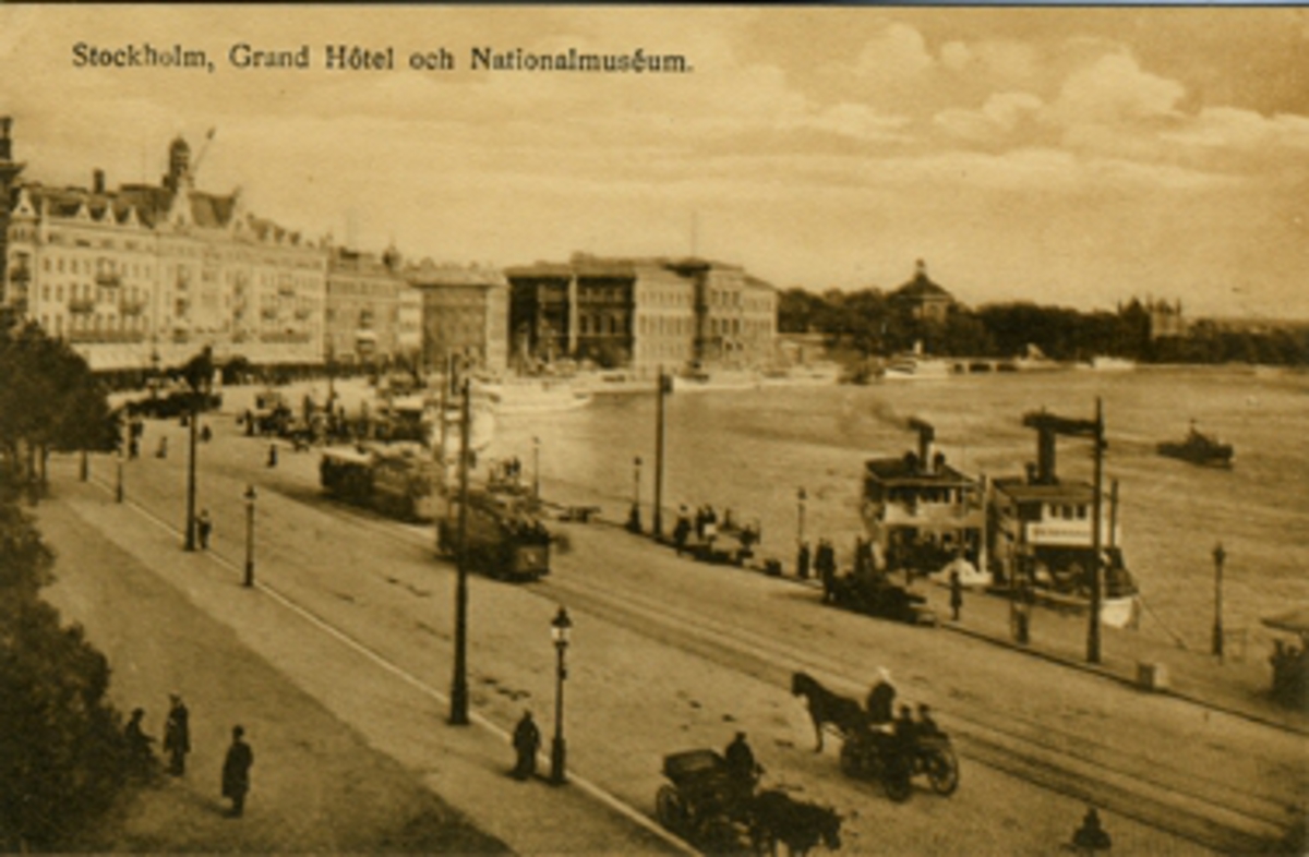 Stockholm, vy över Södra Blasieholmshamnen från norr med Grand Hotel och Nationalmuseum i bakgrunden. Vykort.
