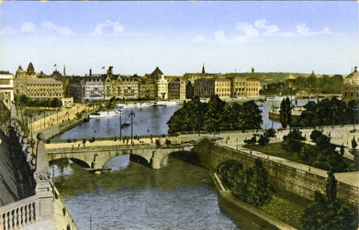 Vy över Stockholms ström och Norrbro med Grand Hotel i bakgrunden. Kolorerat vykort, färglitografi.