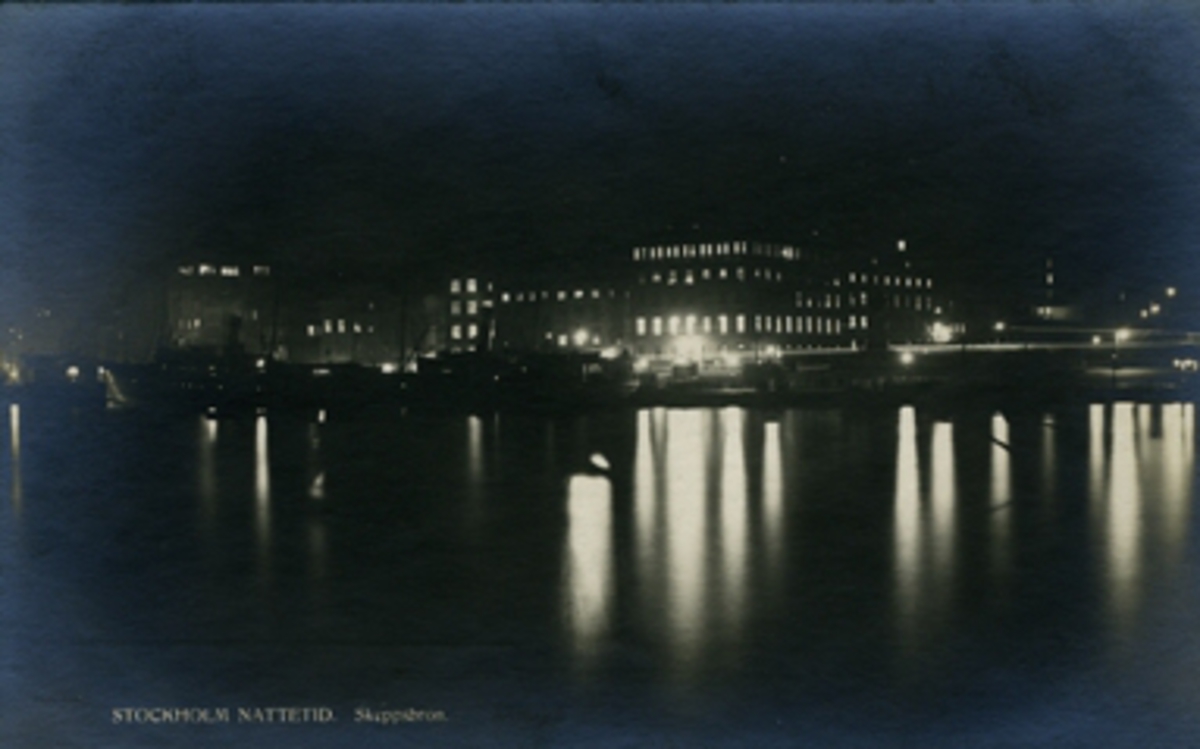 Stockholm Nattetid. Skeppsbron.
Förlag: Nordisk konst, Stockholm 5001/104 Import
