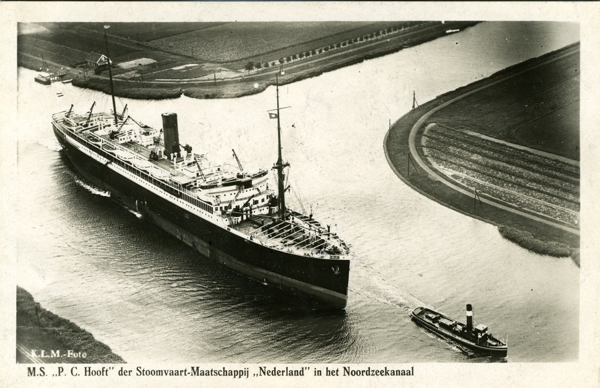 M.S. .. P.C. Hooft" der Stoomvaart-Maatschappij ,,Nederland" in het Noordzeekanaal