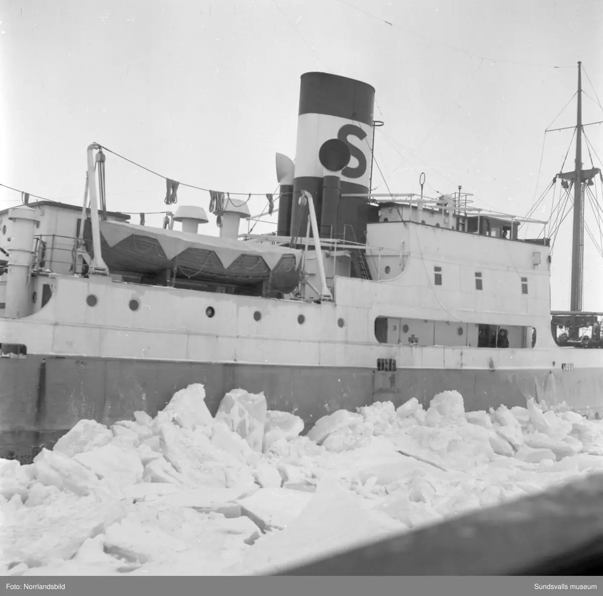 Isbrytaren Atle med flera i Sundsvalls hamn.