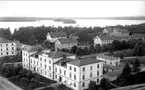 Fästningen. Befälsbyggnader. I bakgrunden gamla garnisonshotellet, som brann ned 24-25/11 1883.