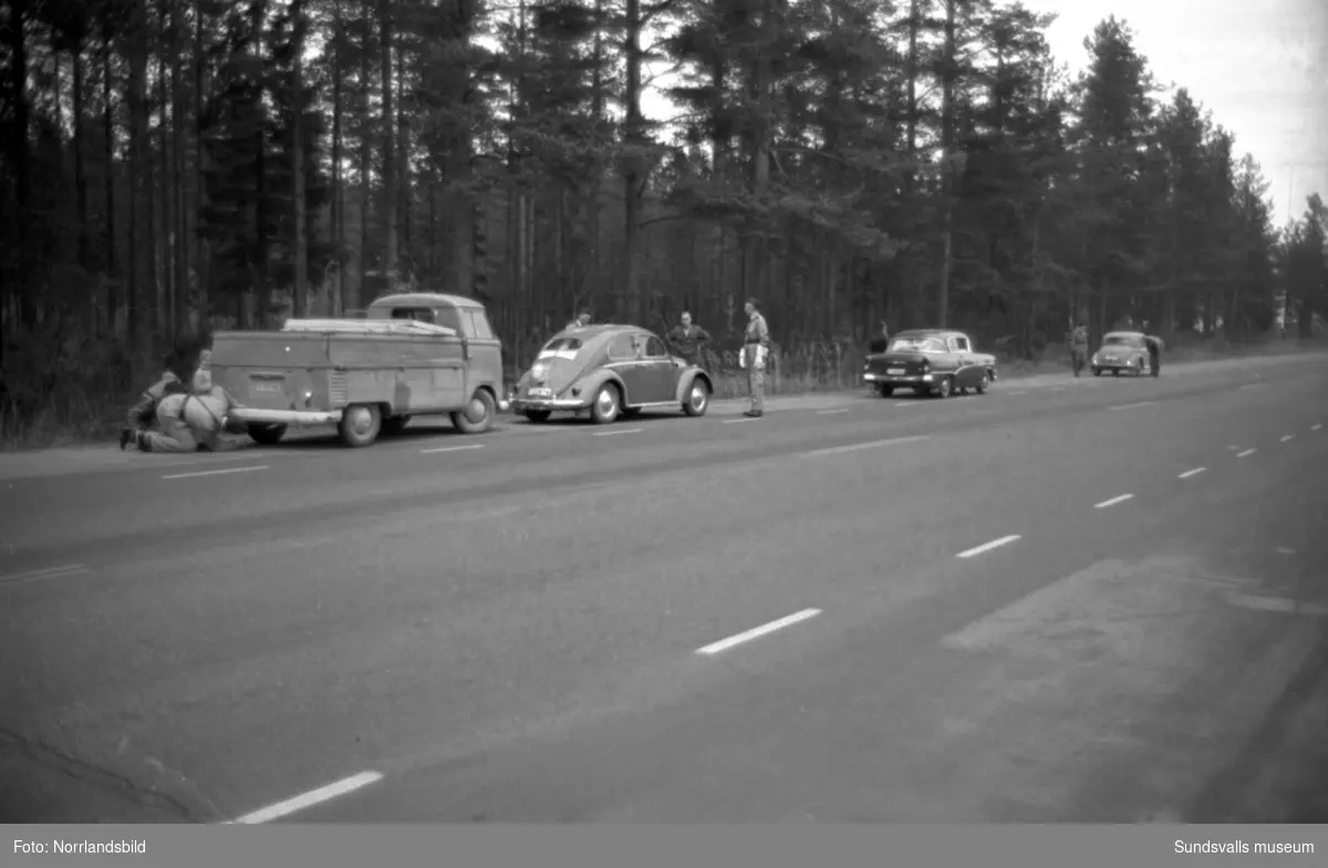 Stor poliskontroll på en väg i Timrå.