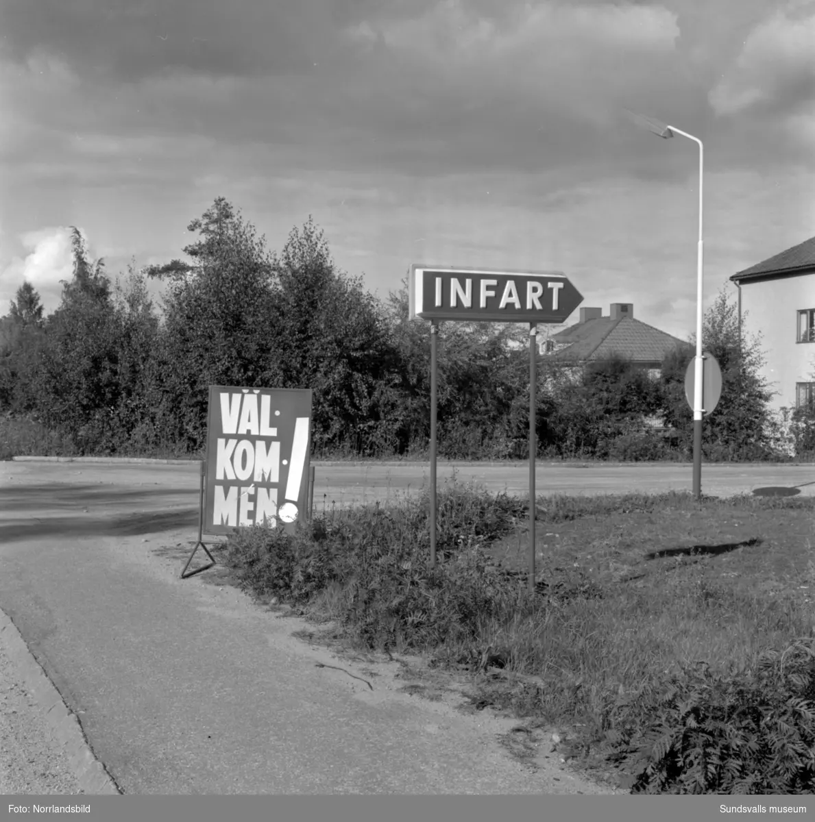 Skyltning utefter vägen mellan Sundsvall och hälsingegränsen 1961. Bland annat Bergafjärden, Dingersjö, Bredsand och Kusten. I Njurundabommen fick länge trafikanterna söderifrån lätta på gasen och anamma ett makligare tempo. Men innan vägen som nu blivit ”gamla E4:an” byggdes, var det så här som korsningen i Bommen såg ut. Längst till höger i bild skymtar det före detta bankhuset som fortfarande finns kvar.