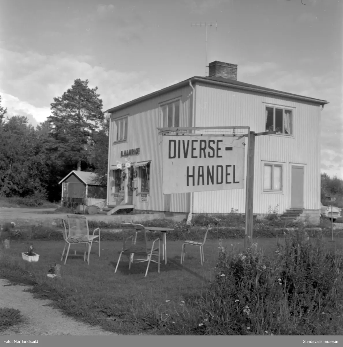 Skyltning utefter vägen mellan Sundsvall och hälsingegränsen 1961. Bland annat Bergafjärden, Dingersjö, Bredsand och Kusten. I Njurundabommen fick länge trafikanterna söderifrån lätta på gasen och anamma ett makligare tempo. Men innan vägen som nu blivit ”gamla E4:an” byggdes, var det så här som korsningen i Bommen såg ut. Längst till höger i bild skymtar det före detta bankhuset som fortfarande finns kvar.