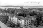 Fästningen. Västra och mellersta befälsbostäderna. Garnisonshotellet m. Fl. Byggnader i bakgrunden.