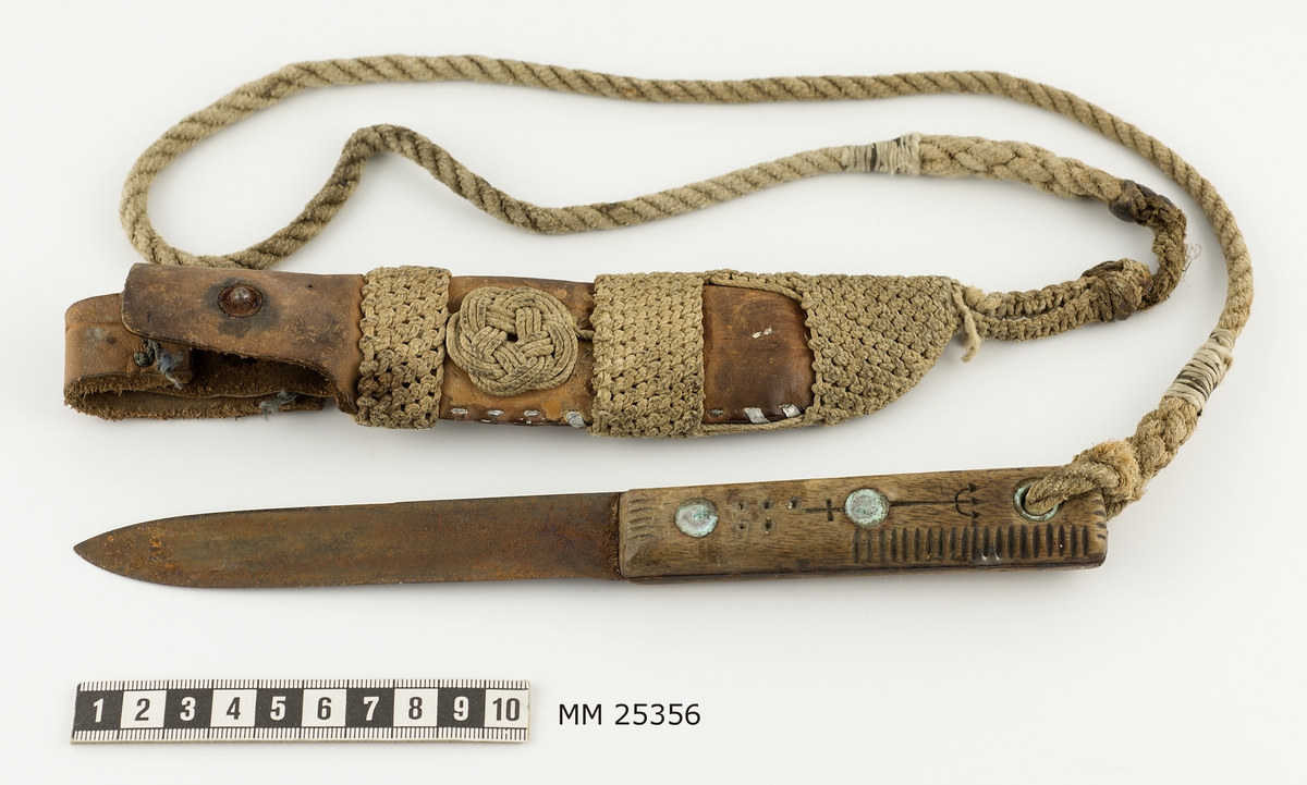 Kniv med rakt blad. Handtag av trä fäst i bladet med två genomgående nitar. I skaftet har brukaren ristat in skåror, skårorna ska enligt uppgift ha olika betydelser. Brukaren förvärvar rätten att skära in en skåra i skaftet vid olika händelser i hans sjömansliv.

I skaftet har brukaren även ristat in en neptungaffel och ett kors. 

Överst i skaftet ett hål klätt med metall. I hålet sitter ett snöre med en ögonsplits som förbinder kniven med slidan. 

Slidan är av läder. I nedre delen sitter makramé inflätat i platting. Nära toppen två valknopar, en på varje sida.