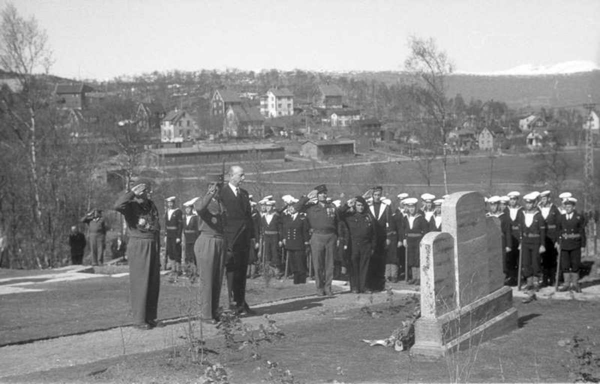 Kransnedleggelse på krigskirkegården