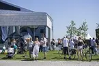 Invigning av ubåtshallen. Folk framför Marinmuseum.