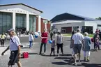 Invigning av ubåtshallen. Folk framför Marinmuseum.