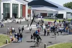 Invigning av ubåtshallen. Folk framför Marinmuseum.