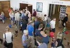 Invigning av ubåtshallen tillhörande Marinmuseum. Folk står i kö för att komma in i ubåtshallen.