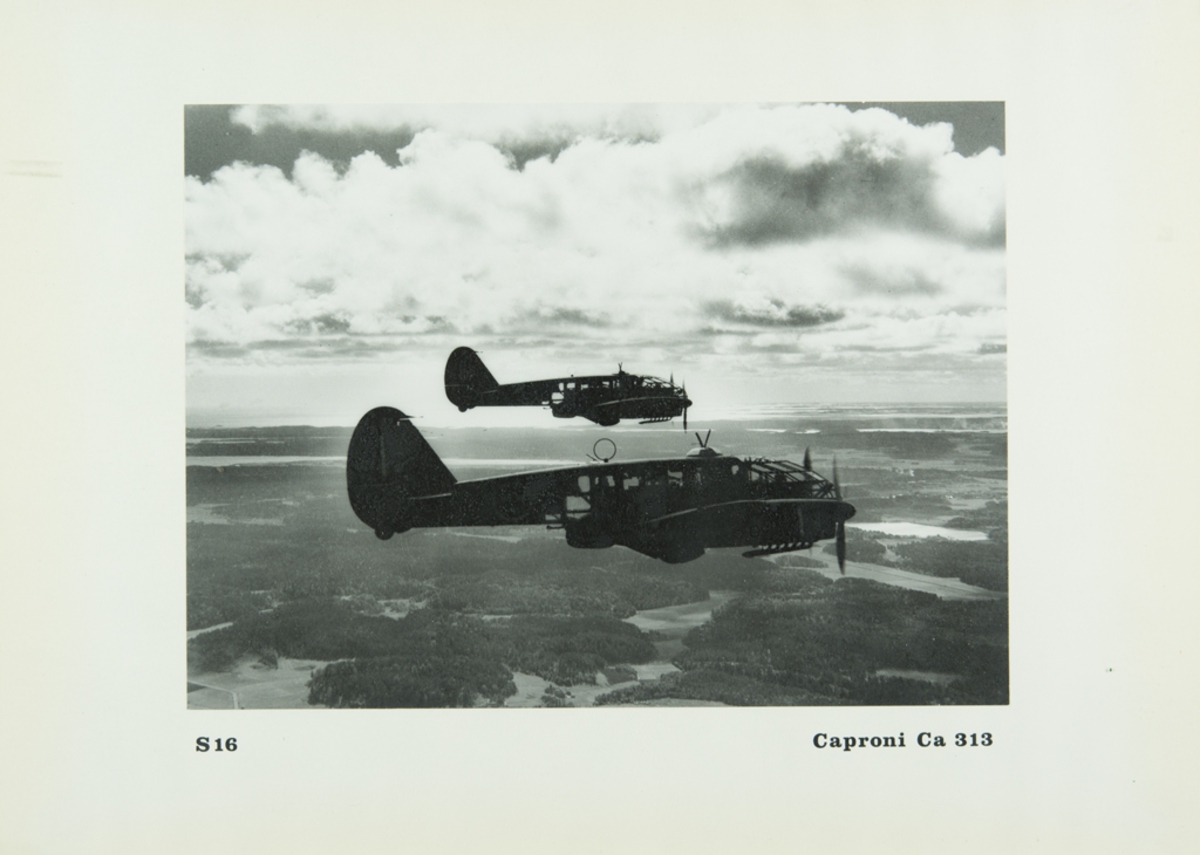 Inglasat foto på två flygande S 16 Caproni Ca 313