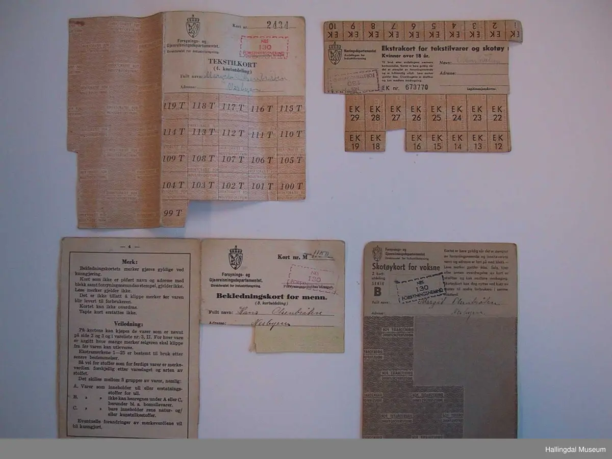 Fire resjoneringskart for tekstilvarer, skotøy og bekledning.

Bekledningskortet merket med/ håndskrevet: Nikkers til Hans Nr. 52