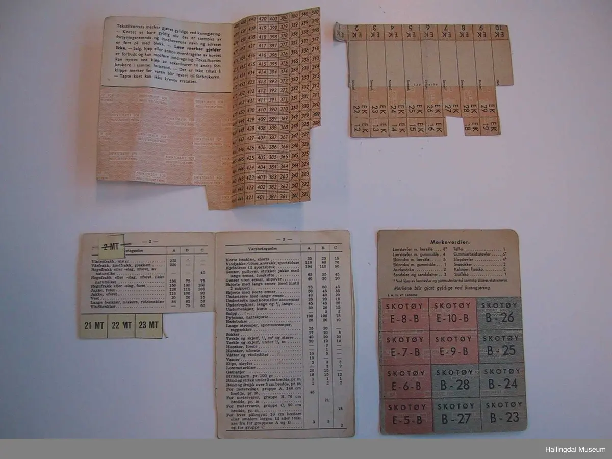 Fire resjoneringskart for tekstilvarer, skotøy og bekledning.

Bekledningskortet merket med/ håndskrevet: Nikkers til Hans Nr. 52