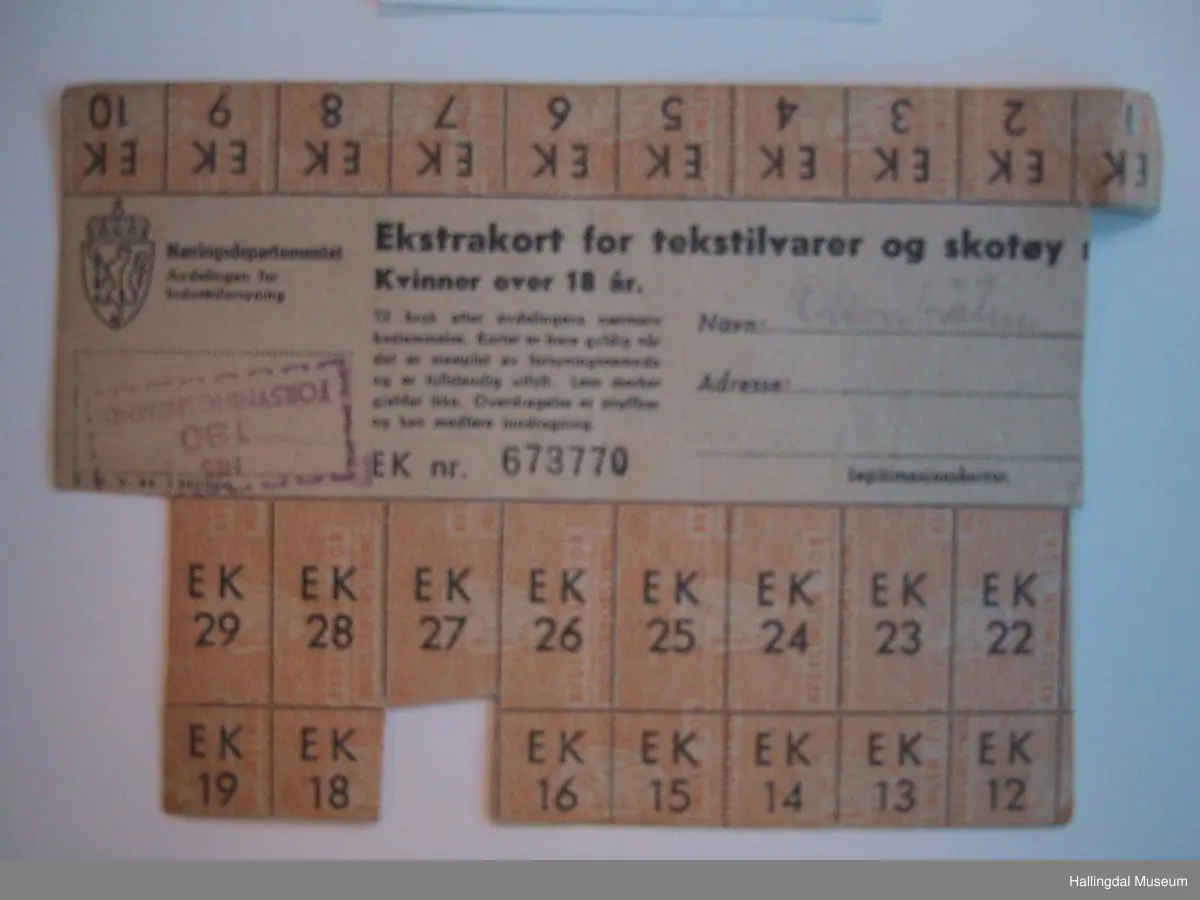 Fire resjoneringskart for tekstilvarer, skotøy og bekledning.

Bekledningskortet merket med/ håndskrevet: Nikkers til Hans Nr. 52