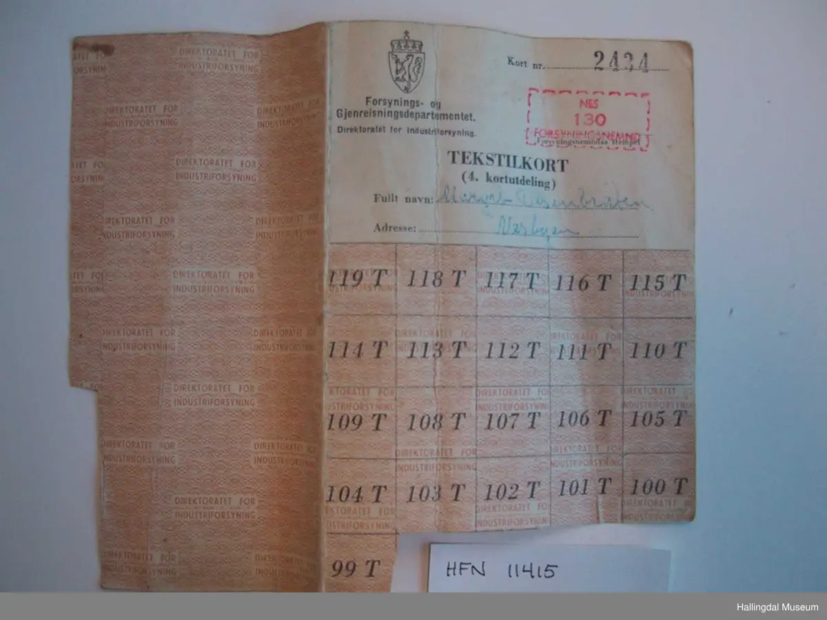 Fire resjoneringskart for tekstilvarer, skotøy og bekledning.

Bekledningskortet merket med/ håndskrevet: Nikkers til Hans Nr. 52