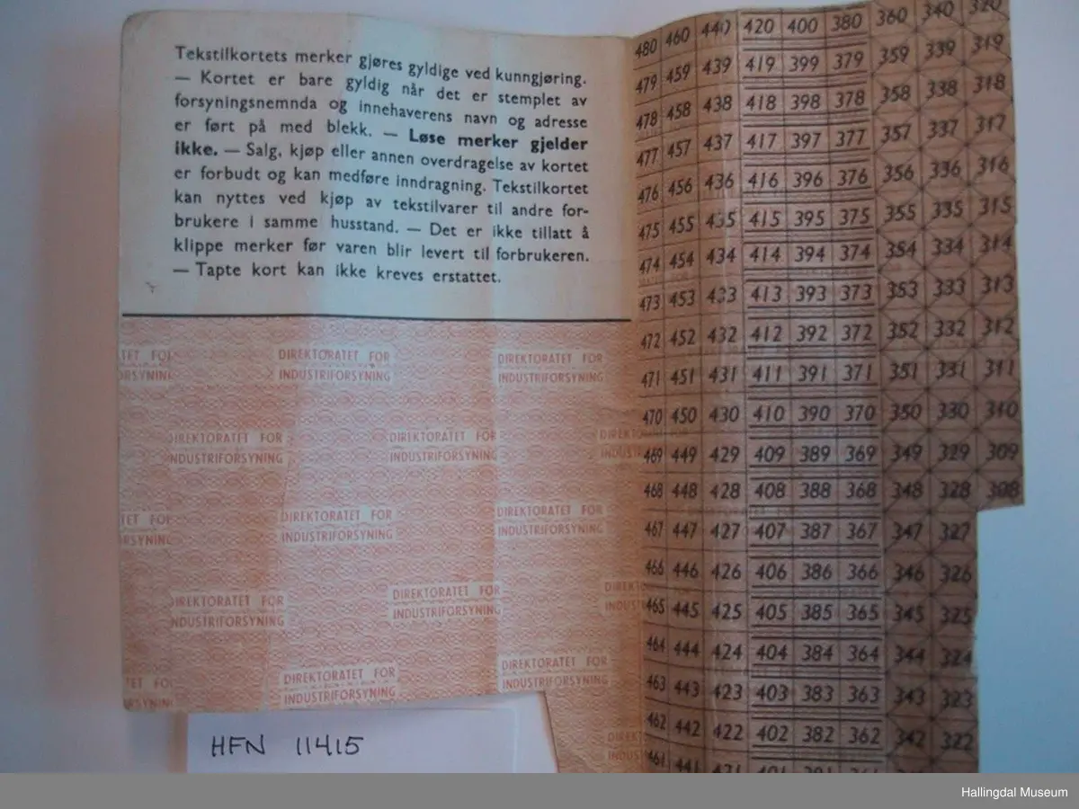 Fire resjoneringskart for tekstilvarer, skotøy og bekledning.

Bekledningskortet merket med/ håndskrevet: Nikkers til Hans Nr. 52